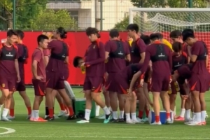 記者宋承良：朱辰杰、曹永競、劉殿座沒有參加今晚中國男足的合練