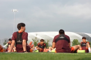 中國男足6月8日在重慶首次公開訓(xùn)練 林良銘：為了球迷會付出所有