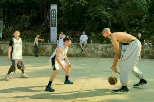 少林籃球！FIBA官博曬文班打野球圖片：??這里的拜佛很純粹