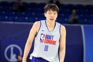 小楊已試訓(xùn)10支球隊(duì)??NBC模擬選秀：楊瀚森第35順位被76人摘走