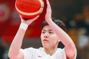 狀態(tài)火熱！楊舒予首節(jié)4投3中&三分2中1 攻下7分1板