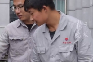 鎮(zhèn)江隊球員許俊杰：修空調(diào)是為了生活，踢足球是因為夢想