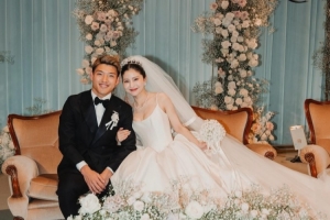 日本國腳堂安律與女友明松美玖結(jié)婚，在社媒曬出結(jié)婚照