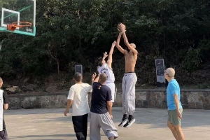 少林籃球！文班亞馬在少林寺水泥地赤膊上身與粉絲切磋??