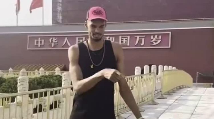 ??文班離開少林寺后還前往北京天安門廣場瞻仰了一番！