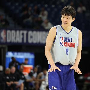 蔡老板出手？??著名網(wǎng)站模擬：楊瀚森36順位被籃網(wǎng)選走