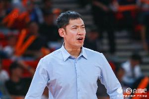 來回就這么幾個(gè)教練 媒體人調(diào)侃：哥幾個(gè)到哪上班也沒啥區(qū)別??
