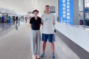 ??好的信號？楊瀚森的父母已經(jīng)啟程前往美國 現(xiàn)場支持兒子