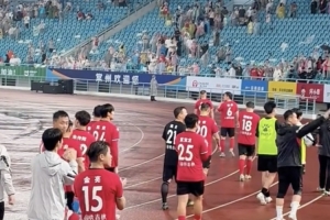 常州隊五連敗后球迷不離不棄，賽后喊話：打回來吧！