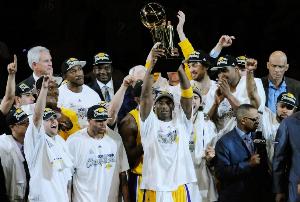 夸梅-布朗：詹姆斯知道趕不上MJ了 就開(kāi)始詆毀科比不該拿10年FMVP