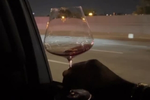 搖晃的紅酒??杯！詹姆斯曬夜間乘車愜意自拍 手中一杯紅酒??