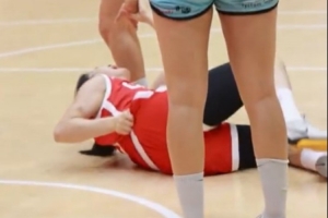 遭對手墊屁股的動作受傷離場！U19女籃球員李雨汧傷勢并無大礙
