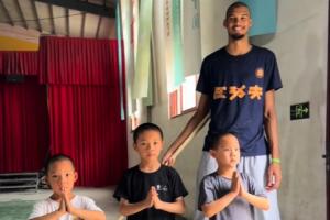 少林小子童子功震驚文班亞馬！網(wǎng)友：不知師弟在NBA怎么樣了??