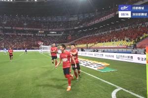 第8分鐘，韋世豪單刀破門，蓉城1-0新鵬城