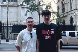 參觀NBA總部&與家人團聚！媒體人周鵬曬楊瀚森再次抵達紐約后近照