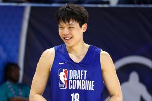 隊記：勇士上周試訓(xùn)了兩屆CBA全明星中鋒楊瀚森 球隊手握41號簽