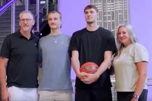 2025年NBA選秀大會在即！弗拉格攜家人參觀紐約帝國大廈