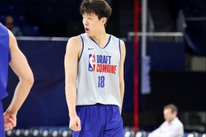 拓記：這更像是一次未來選秀 楊瀚森新秀賽季進入輪換值得懷疑