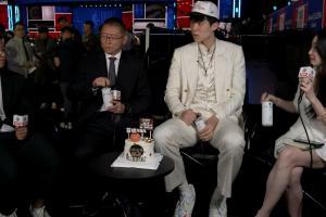 生日快樂！2025年NBA首輪16號秀楊瀚森在選秀大會現(xiàn)場過生日??