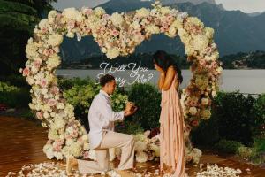 太子妃答應(yīng)了??紅軍太子瓊斯求婚女友成功！