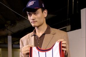 歷史的開始！2002年的今天：火箭用狀元簽選擇了中國中鋒姚明
