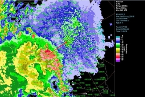 鹽城隊今晚將對陣鎮(zhèn)江隊，但當(dāng)?shù)貙⒊霈F(xiàn)陣雨、雷雨和強(qiáng)對流天氣