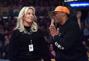 ??隊(duì)記：珍妮在NBA圈子里廣受喜愛 她是老板中最友善的人之一