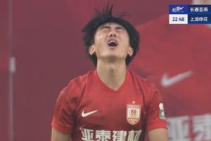 非常懊惱！玄智健單刀過掉申花門將，小角度左腳擊中邊網(wǎng)！