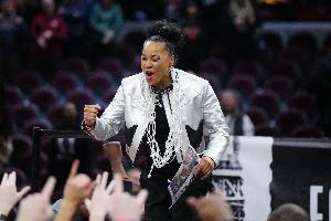 ??NBA首個(gè)歷史女主帥？尼克斯聯(lián)系南卡女籃三冠教頭???