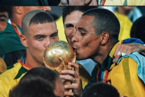 2002年的今天大羅世界杯決賽梅開二度，巴西達成五冠榮耀