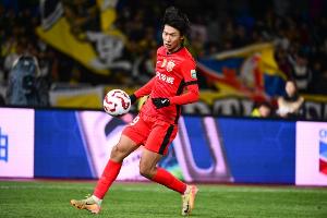 全面！本賽季15場4球4助，19歲海港小將李新翔首次入選國足