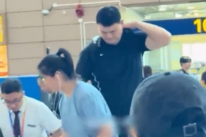 父女同框！姚明攜女兒現(xiàn)身上海 15歲姚沁蕾身高1米9