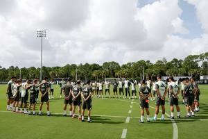 皇馬、拜仁今天訓(xùn)練前為去世的若塔兄弟默哀1分鐘