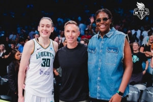 納什紐約觀戰(zhàn)WNBA自由人比賽！合影中的納什反而略顯小鳥依人