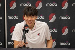 楊瀚森回來打亞洲杯？媒體人：整體戰(zhàn)略上 解決歸化的問題更現(xiàn)實