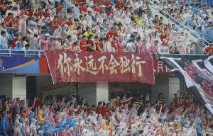 ??霧炮車、冰袋、冰塊、仁丹、藿香正氣，蘇超主場降溫高招頻出