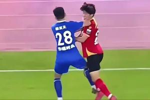 蘇超肘擊對(duì)手?南京文旅被刷屏：開除楊笑天！去那里吃肘子嗎