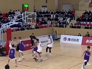 殘暴大帽??靈性長傳??高中楊瀚森咋打球的??看發(fā)型就是強(qiáng)者