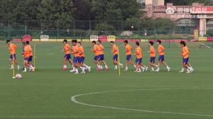 7月8日，山東泰山隊在教練團隊的帶領下進行恢復訓練