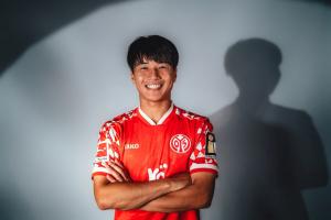 登陸德甲！官方：23歲日本中場川崎颯太租借美因茨，有買斷條款