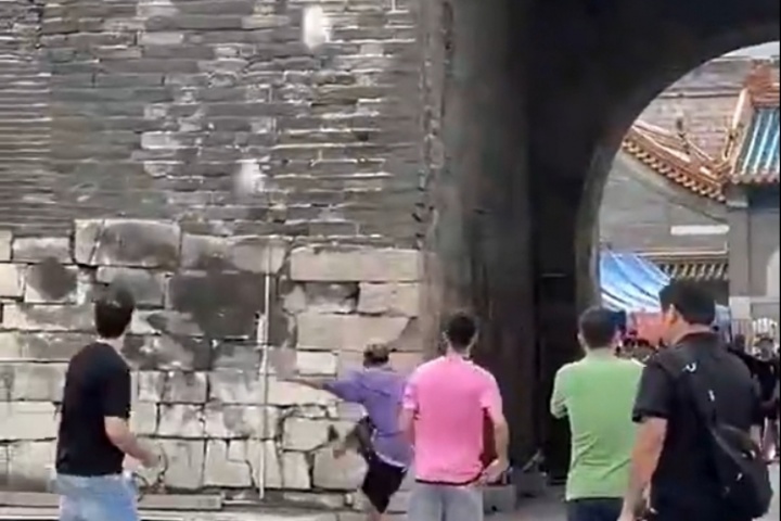超高難度?亞馬爾今天來到長城挑戰(zhàn)高空停球，一個大腳把鞋踢飛