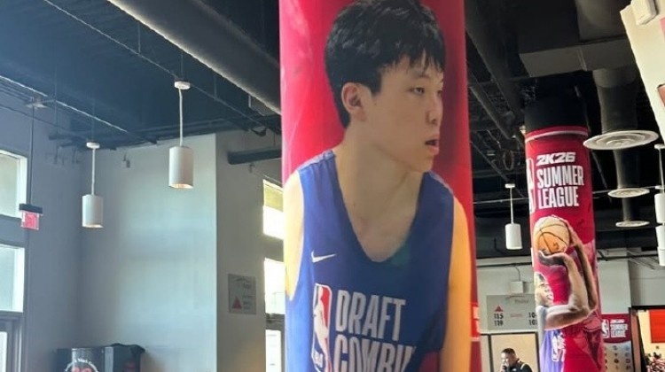 排面拉滿??！NBA夏季聯(lián)賽環(huán)廊出現(xiàn)楊瀚森海報(bào)