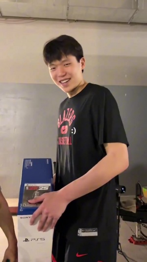 愛(ài)吃飯睡覺(jué)打游戲??楊瀚森收獲禮物PS5 開(kāi)心地抱著炫耀了一路
