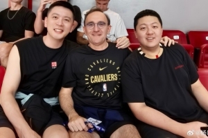 楊鳴現(xiàn)場(chǎng)觀戰(zhàn)給楊瀚森助陣：沒有考察、只有助威的一場(chǎng)比賽??