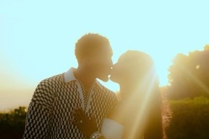 ??米切爾求婚成功！未婚妻可可-瓊斯是知名歌手兼演員！