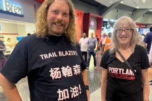 ??楊瀚森水不了！球迷穿特制衣服為小楊加油 “瀚”少了三點(diǎn)水