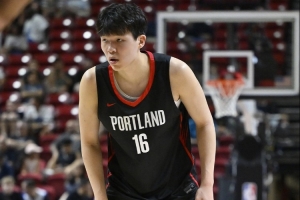 NBA官方：楊瀚森在自己的夏季聯(lián)賽首秀中展現(xiàn)出全能的技術(shù)??