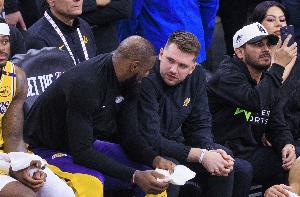 ESPN：湖人易主時東契奇獲提前通知后祝賀 詹姆斯未被告知&未發(fā)聲