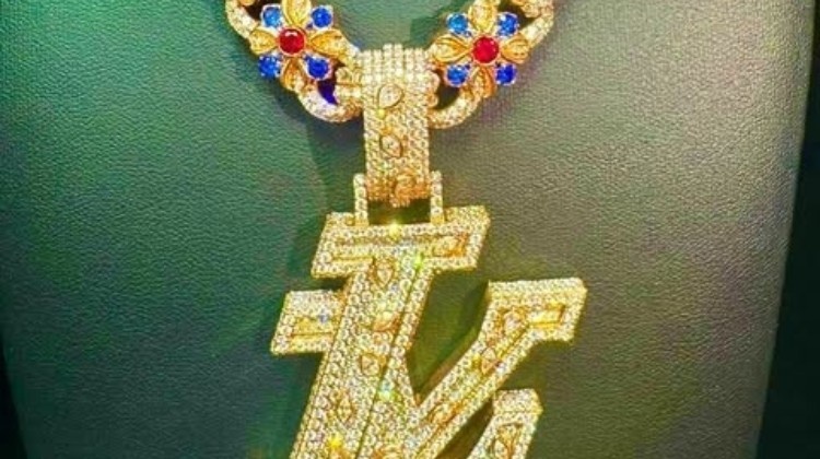 真的壕??亞馬爾獲贈(zèng)一價(jià)值40萬歐的黃金鉆石專屬項(xiàng)鏈，造型為LY
