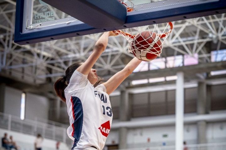 ??震驚解說(shuō)！U18女籃歐錦賽 1米94的法國(guó)18歲小將雙手炸扣！